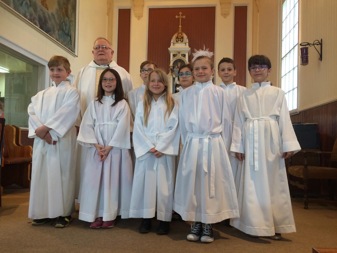 L'abbé Denis Cournoyer et les enfants de la Première Communion 2017