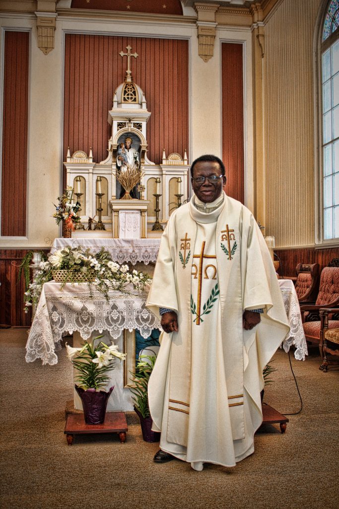 L'abbé Bernard Mutombo devant l'autel