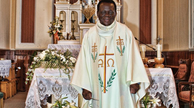L'abbé Bernard Mutombo dans l'église St-Stanislas d'Ascot Corner, le 8 avril 2018