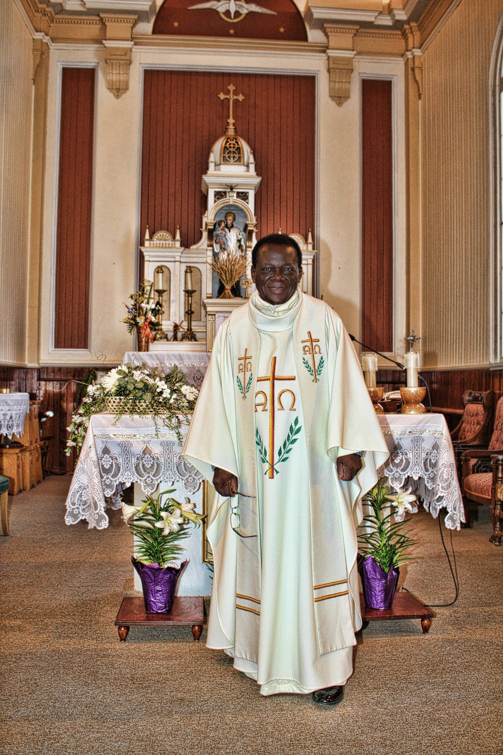 L'abbé Bernard Mutombo dans l'église St-Stanislas d'Ascot Corner, le 8 avril 2018