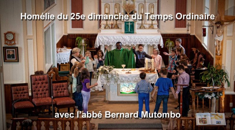 L'abbé Bernard Mutombo et les enfants de la catéchèse