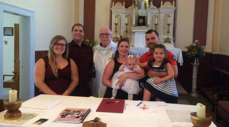 Le baptême de Charlie Plamondon avec ses parents et amis.